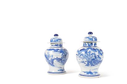 null CHINE, XIXe siècle
Paire de potiches couvertes en porcelaine, à base cintrées...