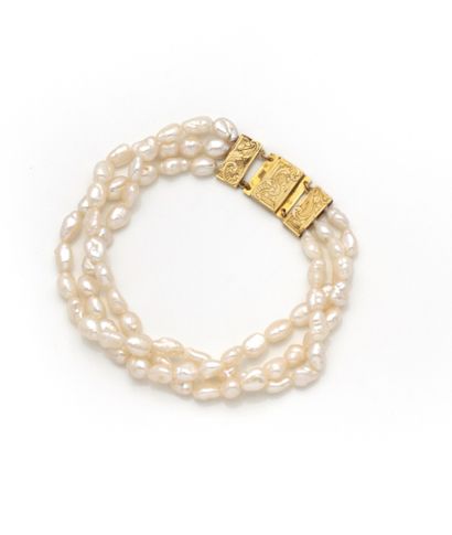 Bracelet composé de trois rang de perles...