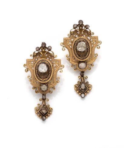 null 
Pair of 14K (585/1000) yellow gold earrings in the form of a shield, with openwork...