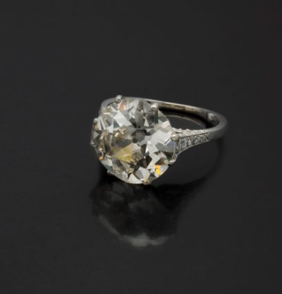 null 
Bague en platine (950/1000) centrée d’un diamant old european cut pesant 5,27...