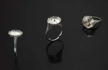 null 
Bague en platine (950/1000) centrée d’un diamant old european cut pesant 5,27...