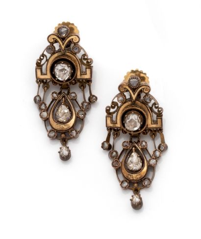 null Pair of 18K (750/1000) yellow gold earrings centered on a round rose-cut diamond...