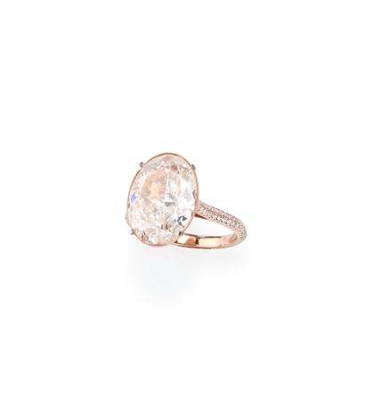 null Bague en or rose 18K (750/1000) centrée d'un diamant oval, Fancy orange légèrement...