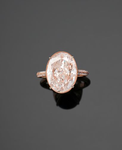null Bague en or rose 18K (750/1000) centrée d'un diamant oval, Fancy orange légèrement...