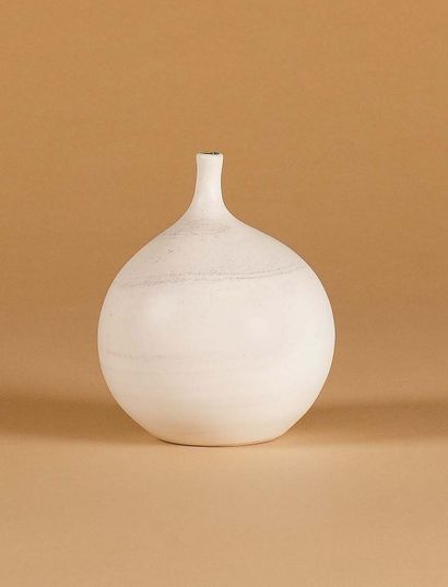  Georges JOUVE (1910-1964)
Vase dit Pomme 
Céramique
Signée Jouve et monogrammée... Gazette Drouot
