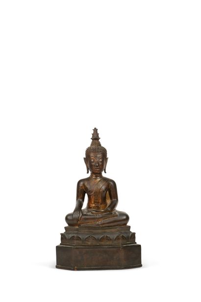 null LAOS, XVIIe siècle
Sculpture en bronze représentant le Bouddha assis en sattvasana...