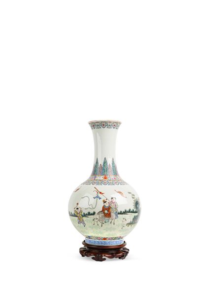null CHINA, Republic period
Elegant porcelain bottle vase with polychrome enamel...