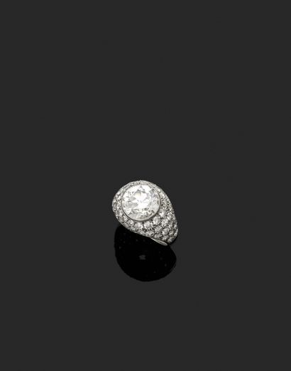 null VAN CLEEF and ARPELS
Bague boule en platine (950/1000) centrée d’un diamant...