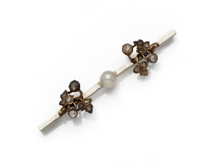 null Broche barrette en or gris 18K (750/1000) surmontée d'une perle et de deux éléments...