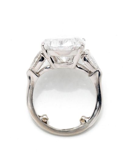 null Bague en platine (950/1000) ornée d'un diamant taille poire, D, IF pesant 7,11...