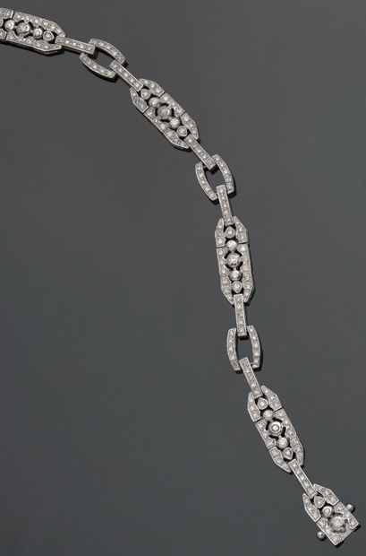 null Bracelet Art déco en or gris 18K (750/1000) composé de maillons rectangulaires...