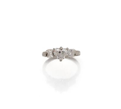 null Bague en or gris 18K (750/1000) composée d'un diamant taille coeur-brillant...