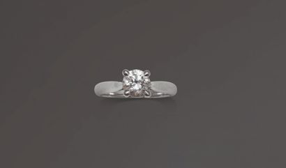 null Solitaire en or gris 18K (750/1000) orné d'un diamant taille brillant pesant...