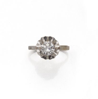 null Solitaire en or gris 14K (585/1000) orné d'un diamant taille brillant pesant...