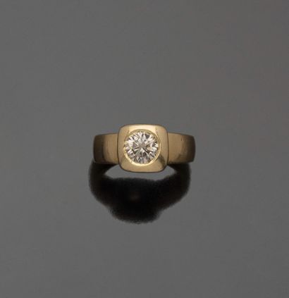 null Bague en or jaune 18K (750/1000) centrée d'un diamant taille brillant pesant...