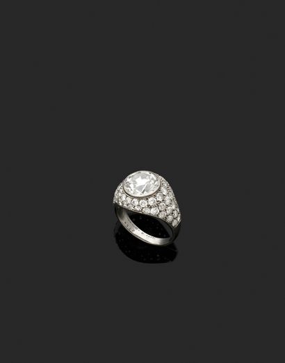 null VAN CLEEF and ARPELS
Bague boule en platine (950/1000) centrée d’un diamant...