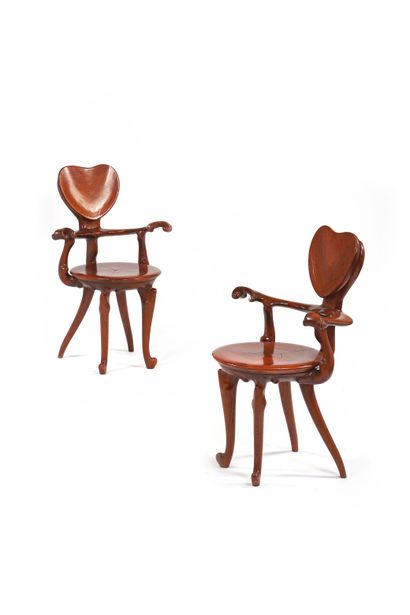 Antonio GAUDI (1852-1926) Paire de fauteuils...