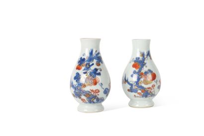 CHINE, XIXe siècle
Paire de petits vases...