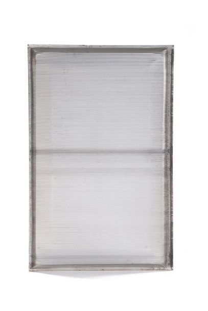 Jean PROUVÉ (1901-1984) Panneau de façade
Aluminium gaufré
171 x 108 cm.
Ateliers... Gazette Drouot