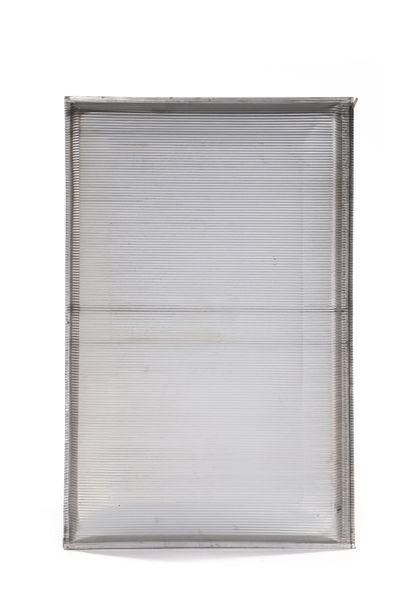 Jean PROUVÉ (1901-1984) Panneau de façade
Aluminium gaufré
171 x 108 cm.
Ateliers... Gazette Drouot