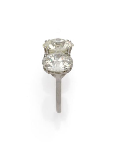null Bague en platine (850/1000) ornée de deux diamants old european cut pesant chacun...