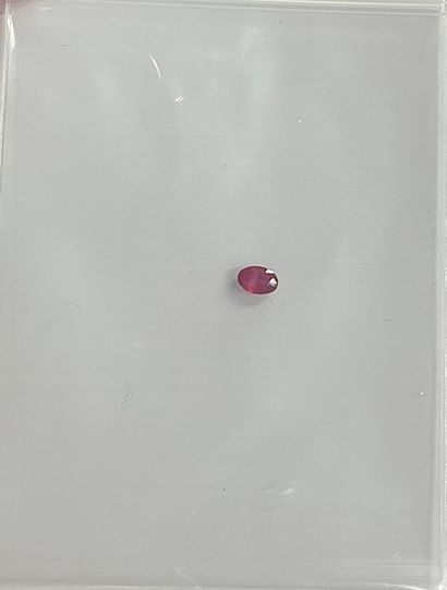 Rubis ovale non chauffé pesant 0,36 carat,...