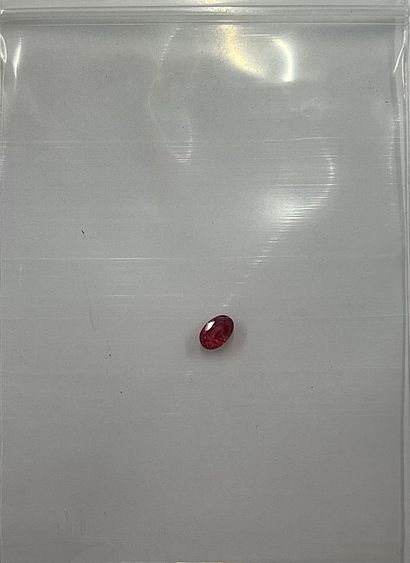 Rubis ovale non chauffé pesant 0,57 carat,...