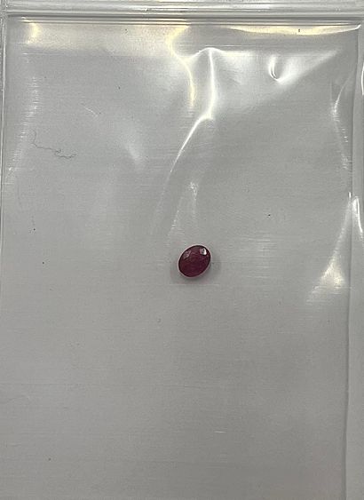 Rubis ovale non chauffé pesant 0,65 carat,...