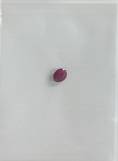 Rubis ovale non chauffé pesant 1,65 carat,...