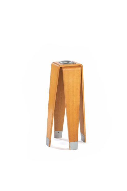 null Kenzo TANGE (1913-2005)
Ashtray
Thermoformed birch plywood, steel
69 x 25 x...