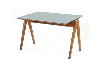 null Robin DAY (1915-2010)
Hillestak desk table
Formica, beech
72 x 121 x 80 cm.
Hille,...