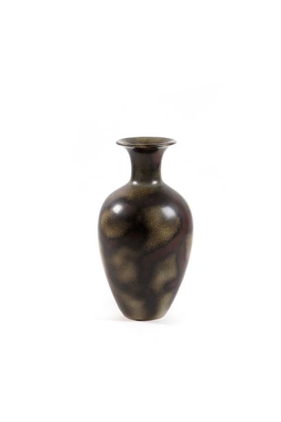 null Gunnar NYLUND (1904-1997)
Vase
Ceramic
Monogrammed on reverse
H. 43 cm.
Rörstrand,...
