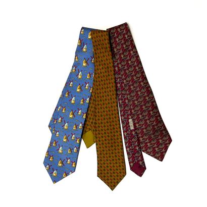 HERMES
Lot de cravates en soie imprimé
Bon...