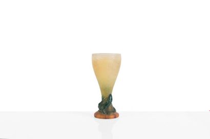 null Amalric WALTER (1870-1959) et Henri BERGE 

Vase au lézard en pâte de verre...