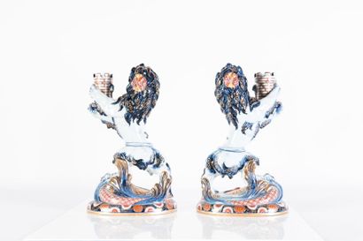 null Emile Gallé (1846-1904) 

Paire de lions porte flambeaux en céramique polychrome...