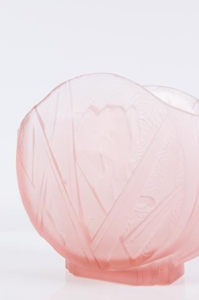 null MULLER 

Vase en verre moulé pressé de forme ovale à décor rose de chasse à...