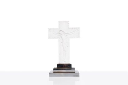null René LALIQUE (1860-1945) 

Christ en croix.

Sujet en verre moulé pressé sur...