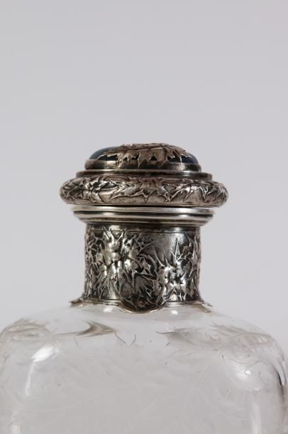 null Emile Gallé (1846-1904) 

Flacon en cristal gravé à décor de feuillage, bouchon...