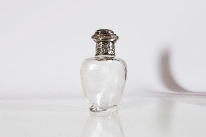  Emile Gallé (1846-1904) 
Flacon en cristal gravé à décor de feuillage, bouchon et...