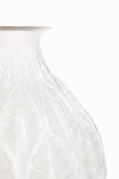 null René LALIQUE (1860-1945) 

Vase modèle « Malesherbes » en verre moulé pressé...