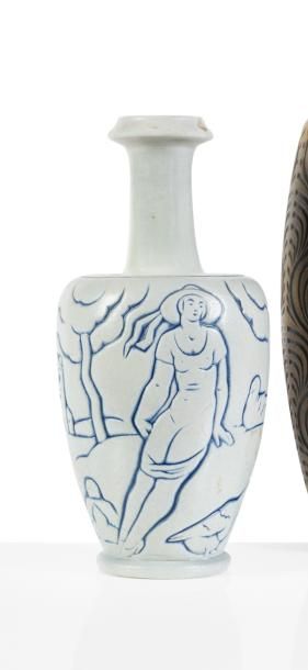 null MOUGIN et LEGRAND 

Vase de forme japonisante en grès gris à décor incisé de...