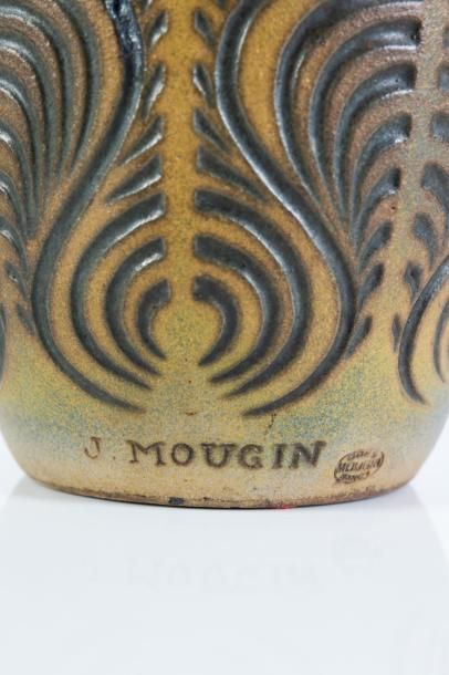 null Joseph MOUGIN (1876 - 1961) 

Vase de forme ovoïde en grès émaillé dans les...