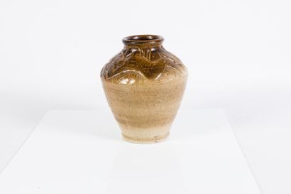 null Edouard CAZAUX 

Vase de forme trapézoïdale en grès dans les tons de brun à...