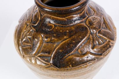 null Edouard CAZAUX 

Vase de forme trapézoïdale en grès dans les tons de brun à...