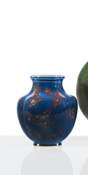 null Manufacture nationale de SÈVRES 

Vase de forme japonisante en porcelaine à...