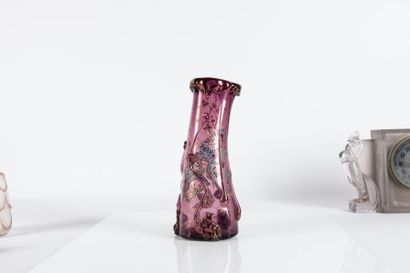 null Auguste Jean (c.1830-c.1890) 

Vase de forme libre en verre violet à décor polychrome...