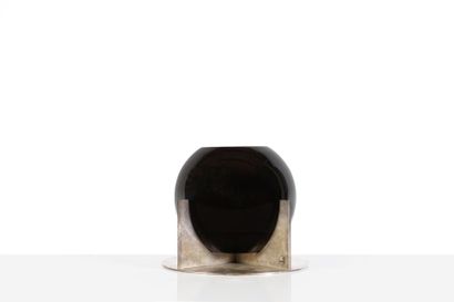 null Boris LACROIX (1902-1984) 

Vase de forme boule en verre noir présenté dans...