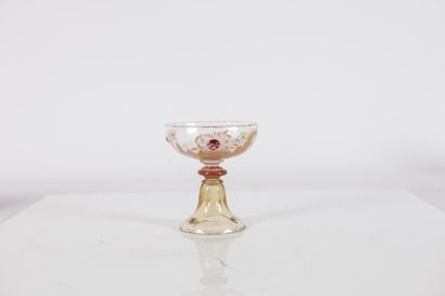  Emile Gallé (1946-1904) 
Vase de forme calice sur piédouche en verre gravé à décor...
