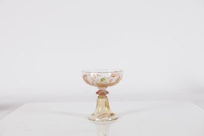  Emile Gallé (1946-1904) 
Vase de forme calice sur piédouche en verre gravé à décor...