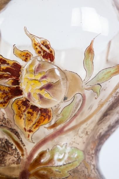  Emile Gallé (1846-1904) 
Vase de forme ouverte à bords chantournés en cristal émaillé...